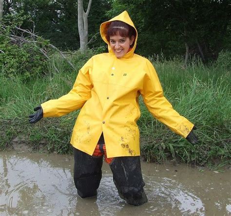 yellow pvc hooded raincoat and black rubber waders regenkleidung regenbekleidung und regenjacke