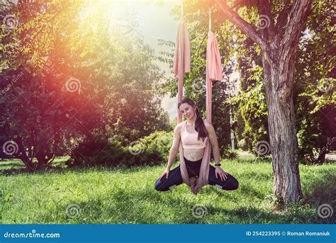 mädchen mit einer passgepumpten figur in einem sportanzug für yoga