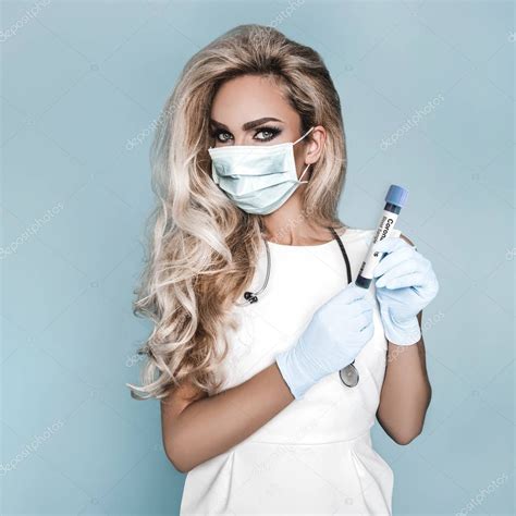 Enfermera Rubia Sexy Con Gafas Sosteniendo Un Estetoscopio Y Una