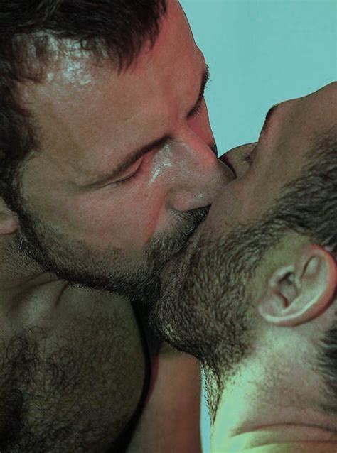 Photo Men Kissing Lpsg