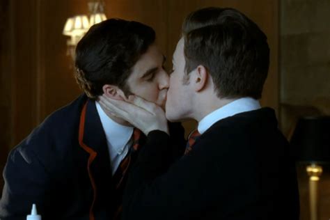 Kurt And Blaine Finally Kiss On Glee But So What