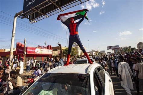el spiderman de sudán el activista enmascarado que se convirtió en