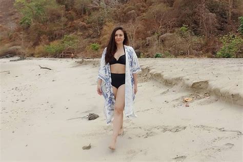 Seksinya Wulan Guritno Pamer Body Langsing Pakai Bikini Di Pantai