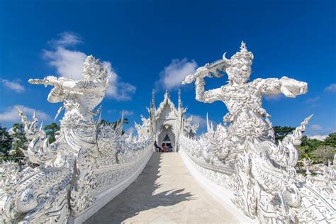 visiter le wat rong khun limmanquable temple blanc de chiang rai