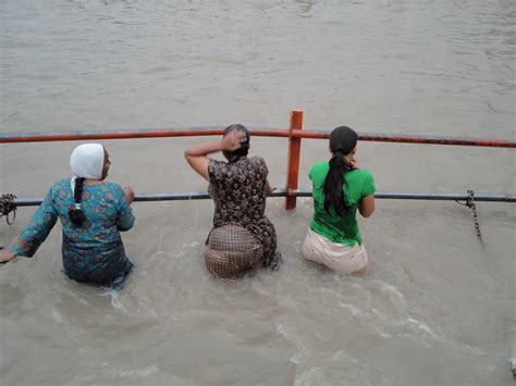 wet indian girl at river bath indian aunty ganga bathing erotic girls