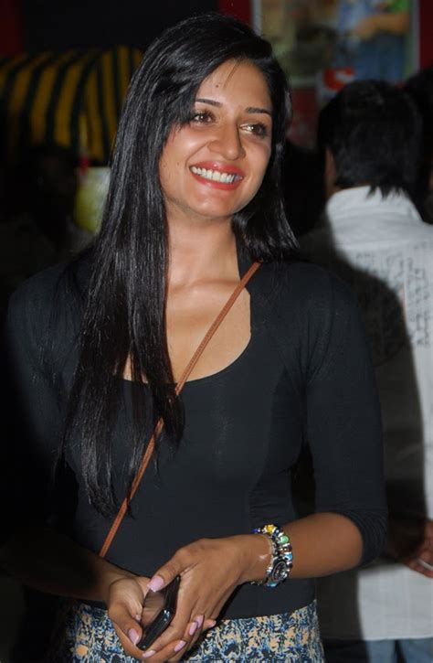 Cine Face Hot Tamil Actress Vimala Raman Photos