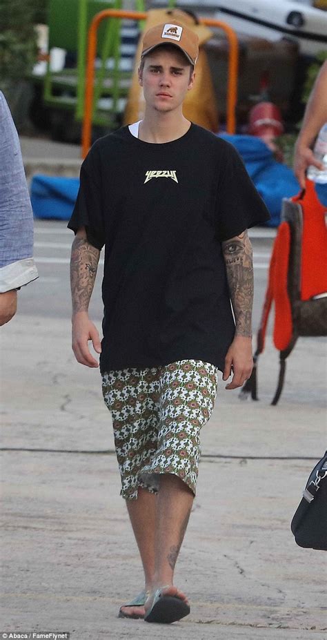 justin bieber and hailey baldwin look glum as they depart st barts daily mail online