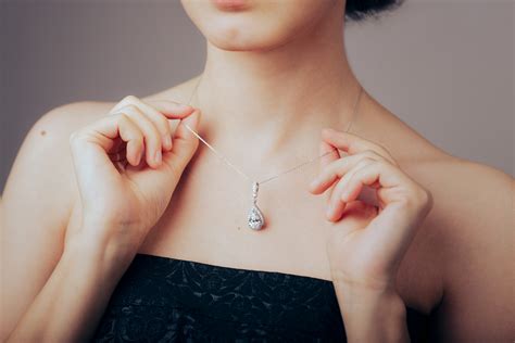 woman telling friend to keep necklace her husband gave to her sparks debate