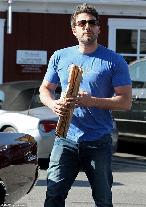 A Bulked Up Ben Affleck Out And About In La Via