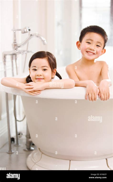 die schöne junge und mädchen sind in der badewanne stockfotografie alamy