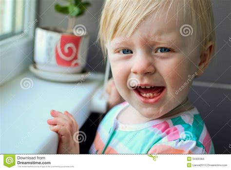 small blonde girl crying stock images image 34305384