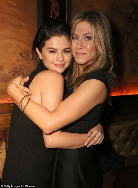 Selena Gomez Gushes Over Jenifer Aniston At Cake Party Daily Mail Online