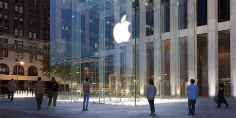 ontwerp meest iconische apple winkel gaat op de schop apple images glass cube iphones  sale
