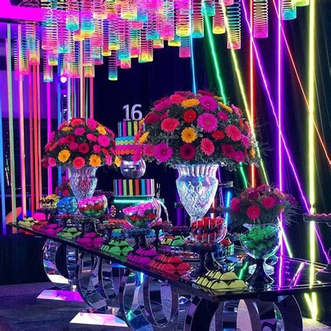 mesa de postres  estilo neon fuente atebenezerdecorations ecumple partydecor