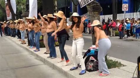 la protesta más insólita en méxico mujeres bailan desnudas infobae