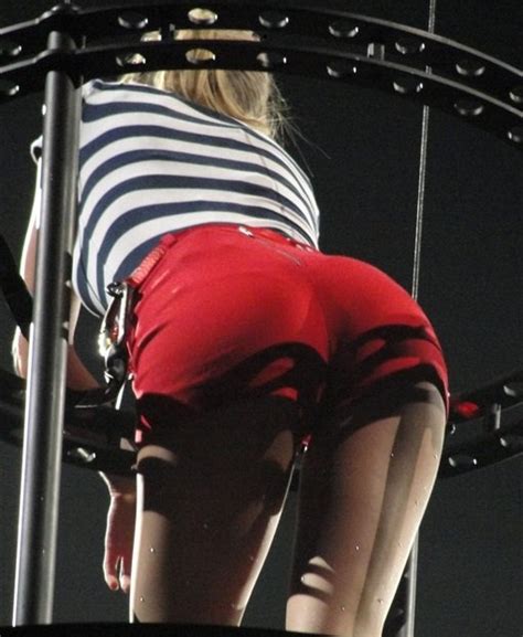 Taylor Swift Flaunts Her Ass Bent Over In Short Shorts