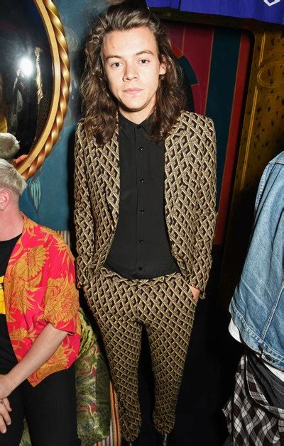 10 Of Harry Styles S Best Genderless Style Moments Teen Vogue