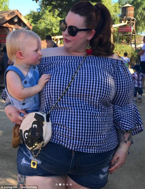 Tess Holliday Celebrates Her Breasts On Instagram Daily Mail Online