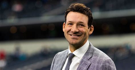 report tony romo  richest contract  sports analyst   million  year  stay