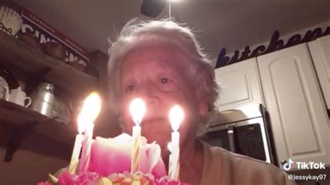 Eine Oma Feiert Ihren 88 Geburtstag Alleine Und Rührt Damit Das Internet