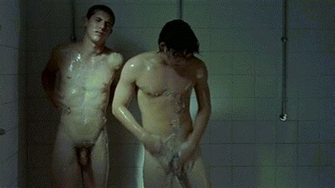 vídeo 2 atores tomando banho pelado juntos