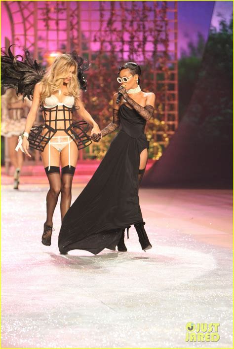 Candice Swanepoel And Doutzen Kroes Victoria S Secret Fashion Show 2012