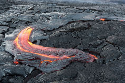 describe pahoehoe  aa lava flows