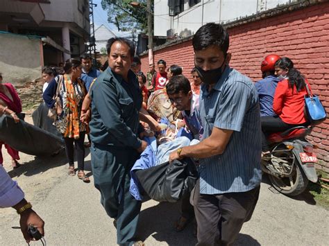 nepal earthquake live updates second major earthquake hits near everest base camp killing at