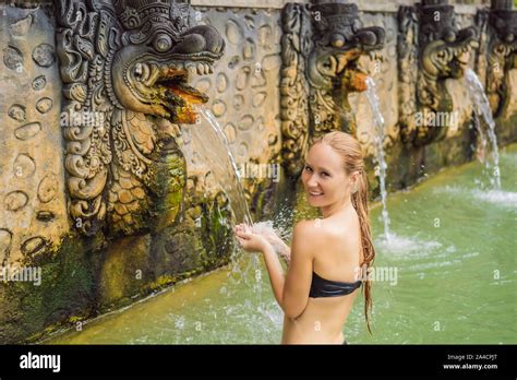 Mujer Joven En Hot Springs Banjar El Agua Termal Es