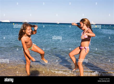 Mädchen Spielen Am Strand Von Pampelonne Ramatuelle Saint Tropez