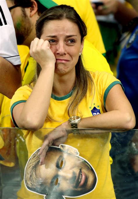 ドイツに大敗し、涙を浮かべるブラジルのサポーター＝上田潤撮影 2014ワールドカップ ブラジルサポーター、ぼう然（8 12） の写真｜朝日