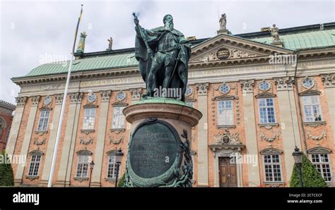 la casa de la nobleza riddarhuset de estocolmo con el estatua de