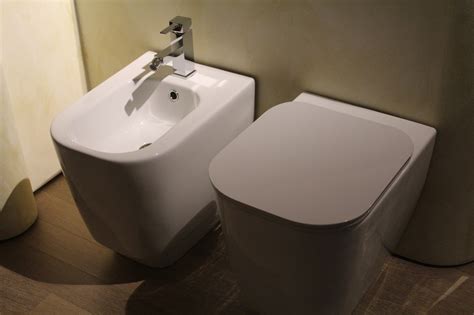 das dusch wc zwei praktische sanitaermoebel  einem objekt sanitaer