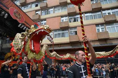 imigrantes comemoram ano novo chinês com diversas atrações