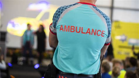nieuwe kleding voor ambulancemedewerkers nos