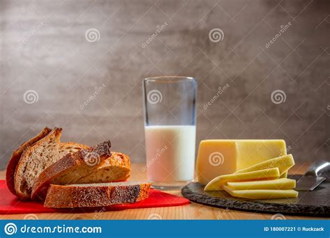 brood kaas en een glas melk vers stock afbeelding image  melk kaas