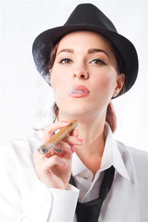 cigare de fumage de femme photo stock image du visage 15405050