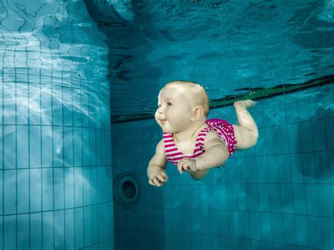 图片素材 女孩 娱乐 水下 游泳池 蓝色 宝宝 游泳的 家庭 体育 快照 水上运动 户外休闲 2844x2133