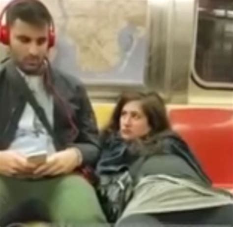 Mujer Se Masturba En El Metro Y Le Pide Colaboración A Otro Pasajero