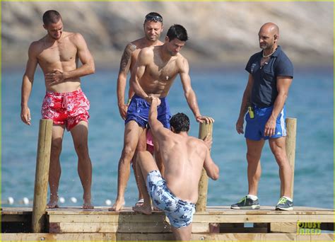 novak djokovic enjoys shirtless vacation after french open