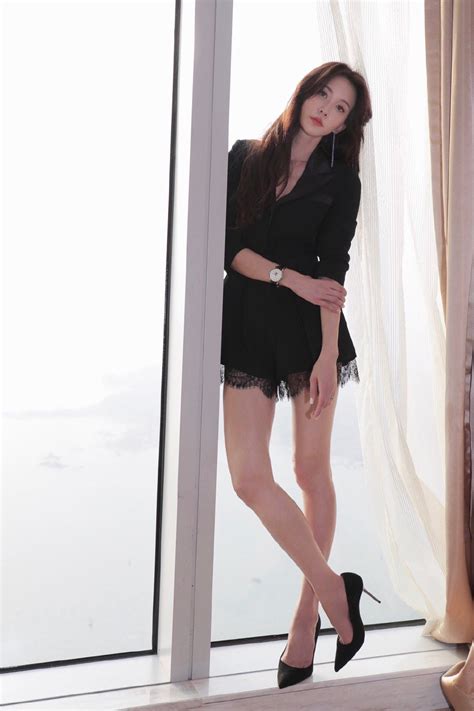 林志玲全黑look西装短裙私房写真，美腿修长尽显女神风范 台湾明星 3g明星图片