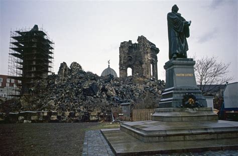 ruine der dresdner frauenkirche im januar  foto bild reportage