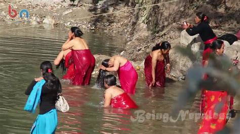 साली नदीमा नुहाउँदै वर्तालु महिलाहरु nepali women taking holy bath in