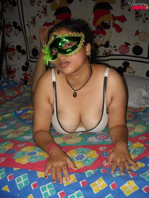 बंगाली सेक्सी भाभी की चूत की चुदाई आंटी की गरमा गरम नंगी फोटो