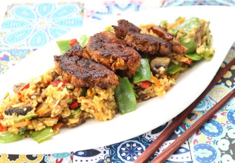 nasi goreng mit veganer ente schuerzentraegerin