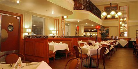 seafood restaurant   french quarter crowne plaza  orleans