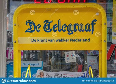 billboard selling de telegraaf newspaper  amsterdam  paesi bassi  immagine editoriale