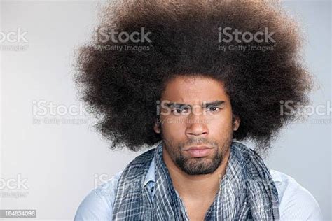 Mengerutkan Kening Pria Kulit Hitam Keren Dengan Rambut Afro Besar Foto