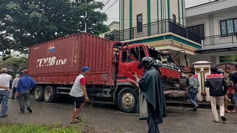 berat maksimum  kelas jalan   dilewati truk tronton companies house indonesia