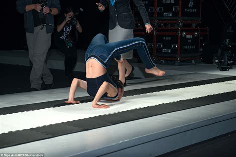Chinese Artist Sets Contortion Record In 15 54 Seconds Daily Mail Online